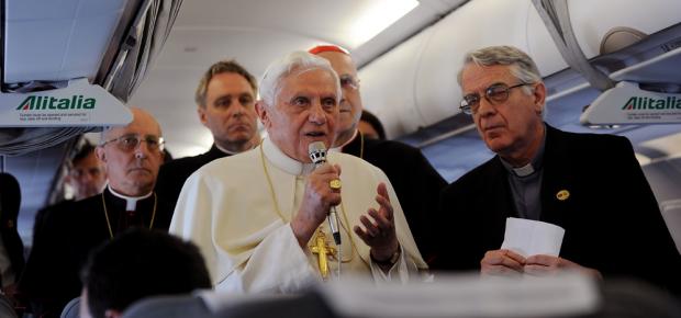 Benedicto XVI a bordo del avión